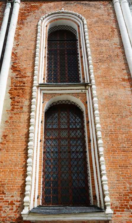 Измайлово. Собор Покрова Пресвятой Богородицы в Измайлове. архитектурные детали, Высокие узкие окна, расположенные слева и справа от крыльца.