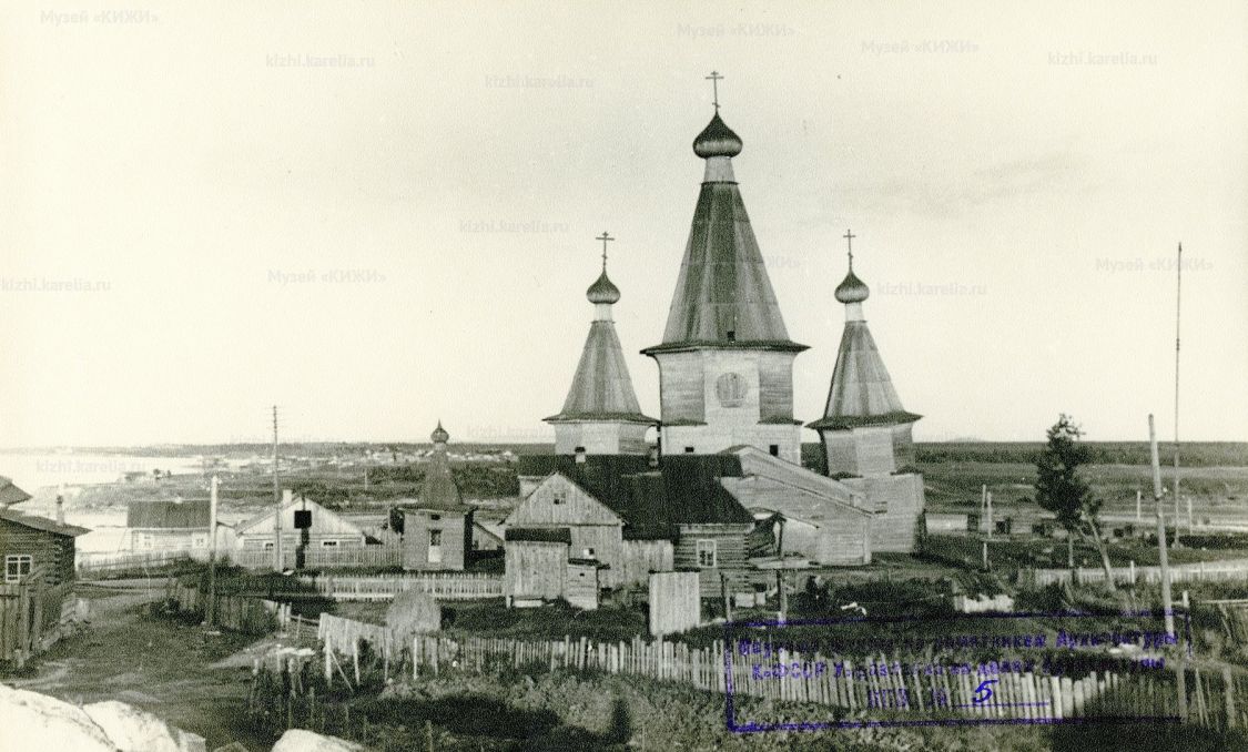 Собор Успения Пресвятой Богородицы, Кемь (Кемский район, Республика Карелия). архивная фотография, Вид с запада. Конец 1940-х - начало 1950-х г.г. Фото из музейных коллекций Музея-заповедника 