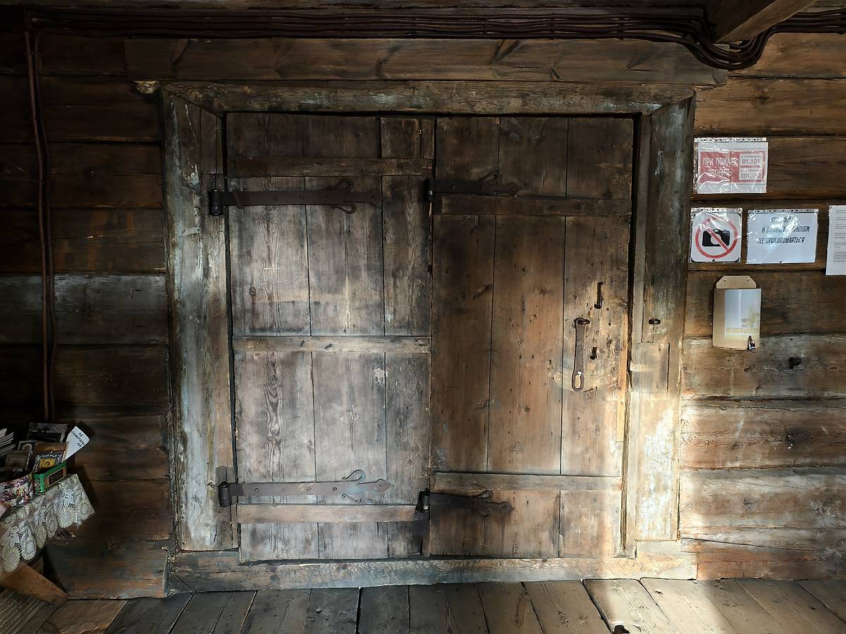 Двери ведущие из притвора в основной объём, архитектурные детали. Собор Успения Пресвятой Богородицы, Кемь (Кемский район, Республика Карелия)