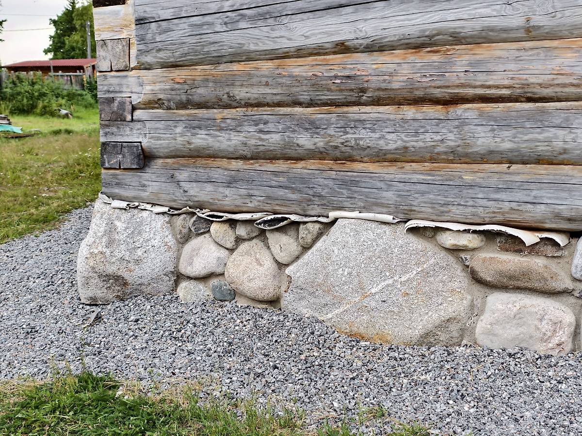 Валунный фундамент алтарной части, архитектурные детали. Собор Успения Пресвятой Богородицы, Кемь (Кемский район, Республика Карелия)