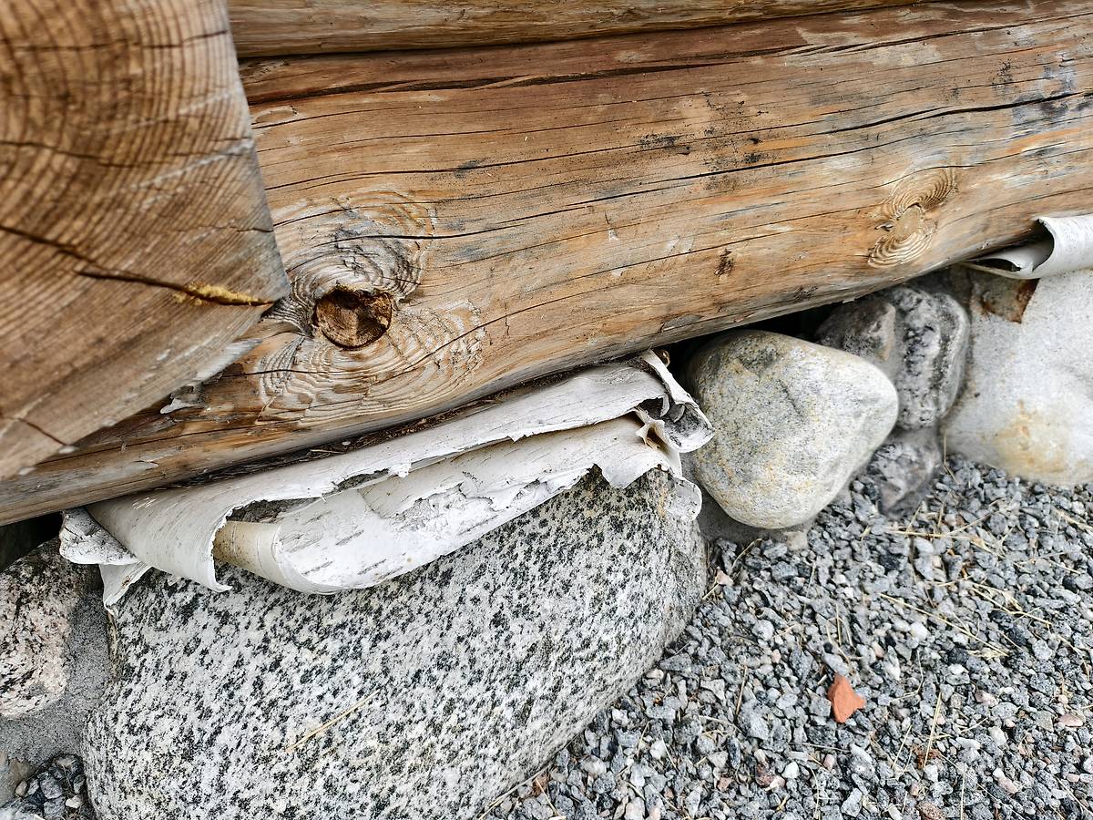 На всём протяжении валунного основания храма в качестве гидроизоляции выступает береста, архитектурные детали. Собор Успения Пресвятой Богородицы, Кемь (Кемский район, Республика Карелия)