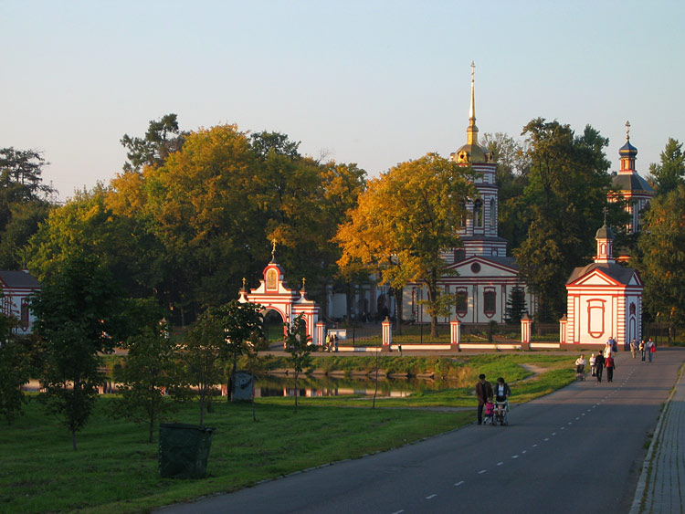 Лианозово. Церковь Воздвижения Креста Господня в Алтуфьеве. фасады