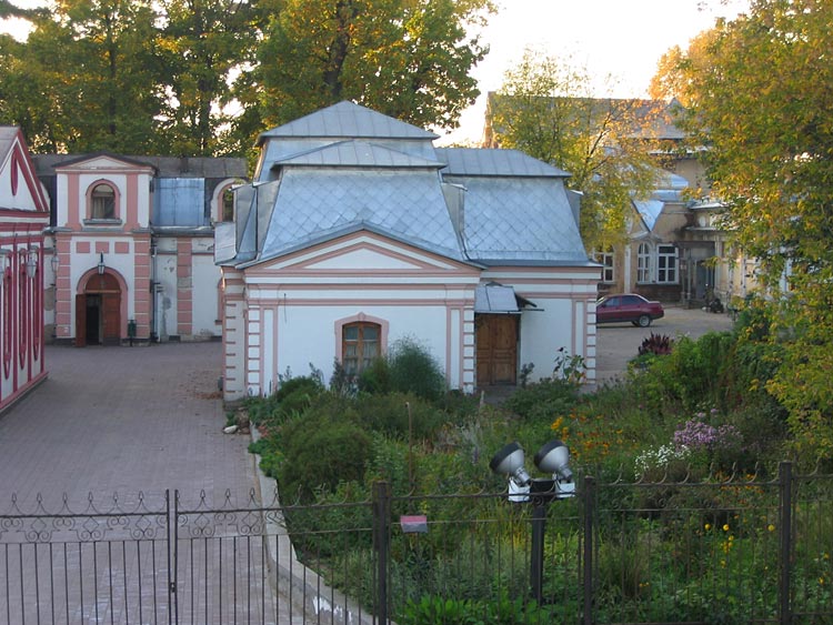 Церковь Воздвижения Креста Господня в Алтуфьеве, Лианозово (Северо-Восточный административный округ (СВАО), г. Москва). дополнительная информация, Здания за церковью