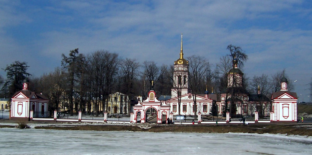 Церковь Воздвижения Креста Господня в Алтуфьеве, Лианозово (Северо-Восточный административный округ (СВАО), г. Москва). общий вид в ландшафте
