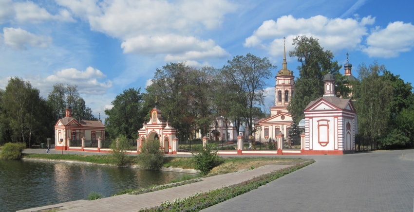 Церковь Воздвижения Креста Господня в Алтуфьеве, Лианозово (Северо-Восточный административный округ (СВАО), г. Москва). общий вид в ландшафте