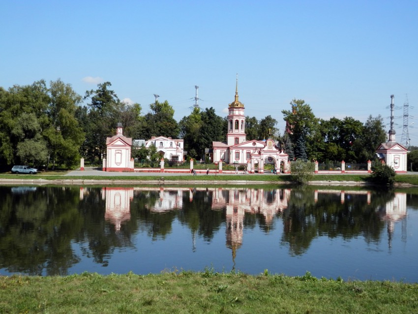 Церковь Воздвижения Креста Господня в Алтуфьеве, Лианозово (Северо-Восточный административный округ (СВАО), г. Москва). общий вид в ландшафте