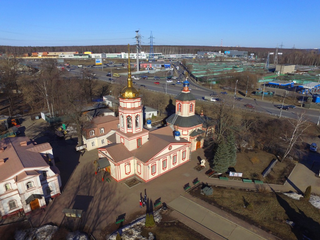 Церковь Воздвижения Креста Господня в Алтуфьеве, Лианозово (Северо-Восточный административный округ (СВАО), г. Москва). общий вид в ландшафте, Вид с юго-запада, фото с квадрокоптера