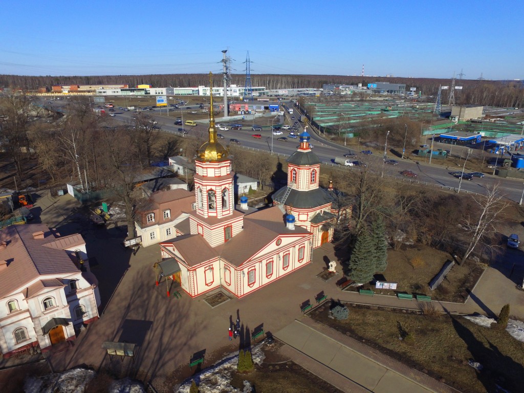 Лианозово. Церковь Воздвижения Креста Господня в Алтуфьеве. общий вид в ландшафте, Вид с юго-запада, фото с квадрокоптера