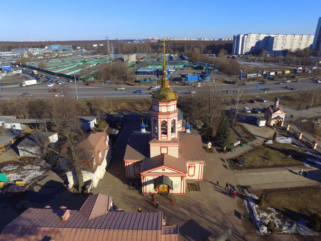 Церковь Воздвижения Креста Господня в Алтуфьеве, Лианозово (Северо-Восточный административный округ (СВАО), г. Москва). общий вид в ландшафте, Вид с запада, фото с квадрокоптера