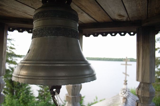 Часовня Иоанна Богослова, Котчура (Пряжинский район, Республика Карелия). архитектурные детали, Колокол часовни, простреленный пулей