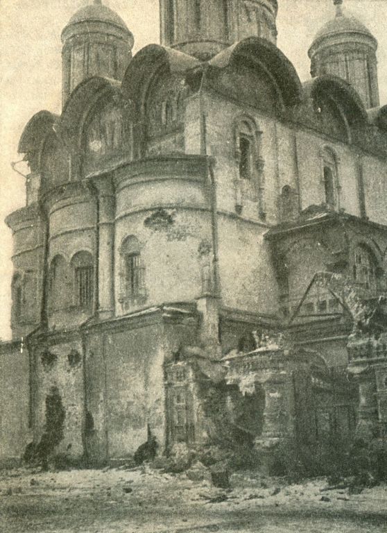 Кремль. Церковь Двенадцати апостолов в Патриаршем доме, Тверской (Центральный административный округ (ЦАО), г. Москва). архивная фотография, Собор после артиллерийского обстрела. Фото И. Бохонова. Из коллекции Юрия Комболина.