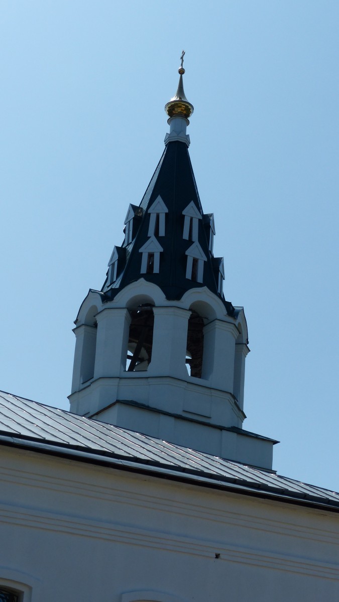 Погребищи. Церковь Троицы Живоначальной. архитектурные детали, Отреставрированная колокольня с установленным крестом.