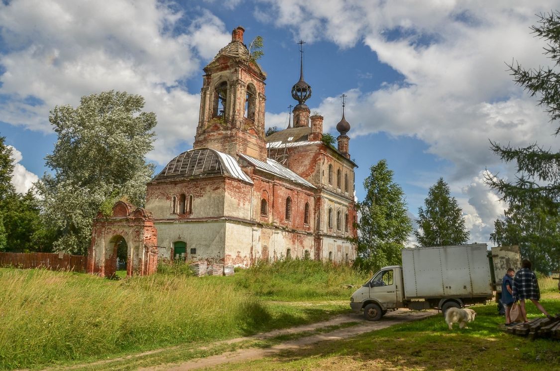 Церковь Чуда Михаила Архангела, Новотроицкое (Ростовский район, Ярославская область). общий вид в ландшафте