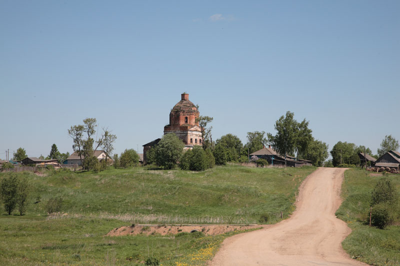 Новосёлка. Церковь Рождества Пресвятой Богородицы. общий вид в ландшафте