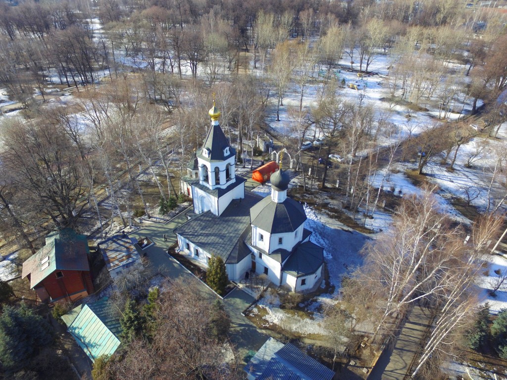 Церковь Ризоположения (Положения ризы Богородицы во Влахерне) в Леонове, Ростокино (Северо-Восточный административный округ (СВАО), г. Москва). общий вид в ландшафте, Вид с юго-востока, фото с квадрокоптера