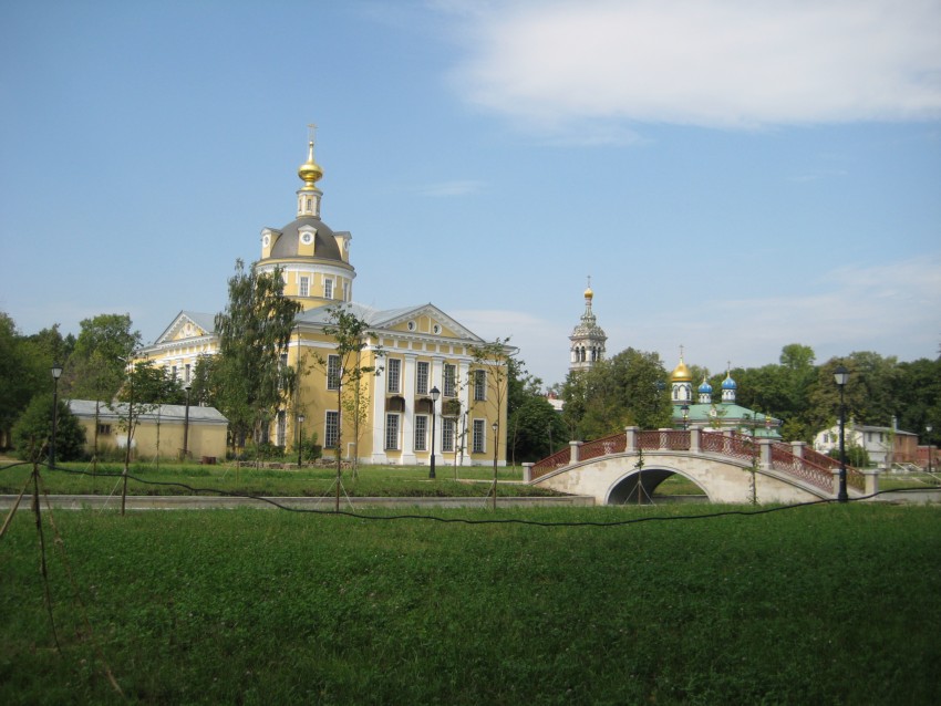 Кафедральный собор Покрова Пресвятой Богородицы на Рогожском кладбище, Нижегородский (Юго-Восточный административный округ (ЮВАО), г. Москва). общий вид в ландшафте