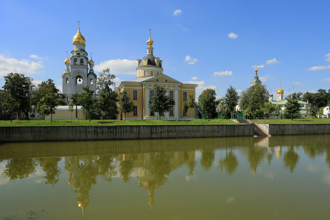 Кафедральный собор Покрова Пресвятой Богородицы на Рогожском кладбище, Нижегородский (Юго-Восточный административный округ (ЮВАО), г. Москва). общий вид в ландшафте