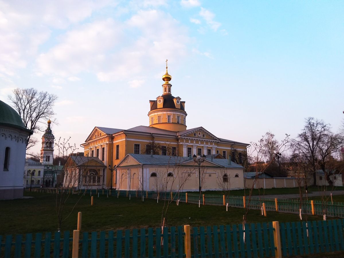 Кафедральный собор Покрова Пресвятой Богородицы на Рогожском кладбище, Нижегородский (Юго-Восточный административный округ (ЮВАО), г. Москва). общий вид в ландшафте