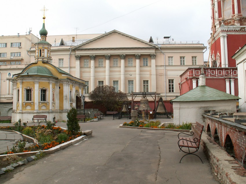 Высоко-Петровский монастырь, Тверской (Центральный административный округ (ЦАО), г. Москва). дополнительная информация, слева - храм Толгской иконы Божьей Матери, справа - часовня усыпальница Нарышкиных