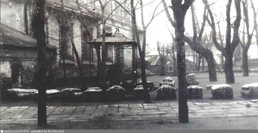 Высоко-Петровский монастырь, Тверской (Центральный административный округ (ЦАО), г. Москва). архивная фотография, Фотография с сайта pastvu.ru Фото 1924-1928 гг.Некрополь монастыря.