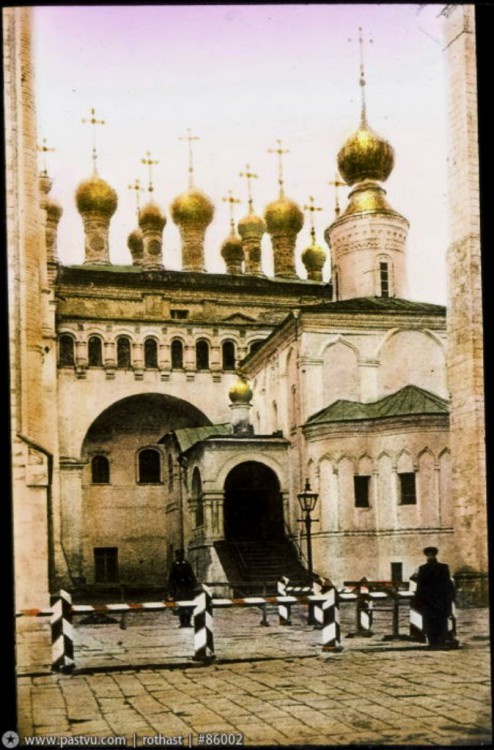 Кремль. Церковь Ризоположения (Положения честной ризы Пресвятой Богородицы во Влахерне), Тверской (Центральный административный округ (ЦАО), г. Москва). архивная фотография, фото с сайта pastvu.com
