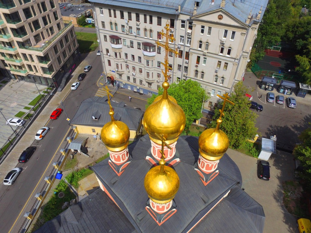 Церковь Николая Чудотворца на Щепах, Арбат (Центральный административный округ (ЦАО), г. Москва). архитектурные детали, Завершение основного объема храма, фото с квадрокоптера