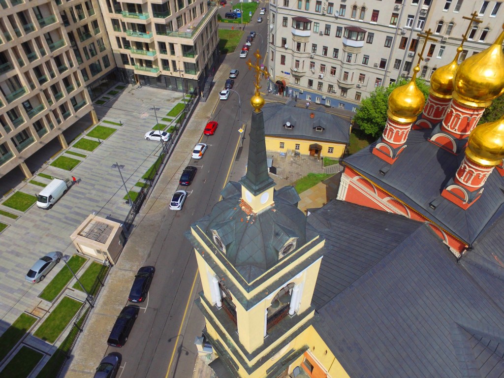 Церковь Николая Чудотворца на Щепах, Арбат (Центральный административный округ (ЦАО), г. Москва). архитектурные детали, Завершение колокольни храма, фото с квадрокоптера