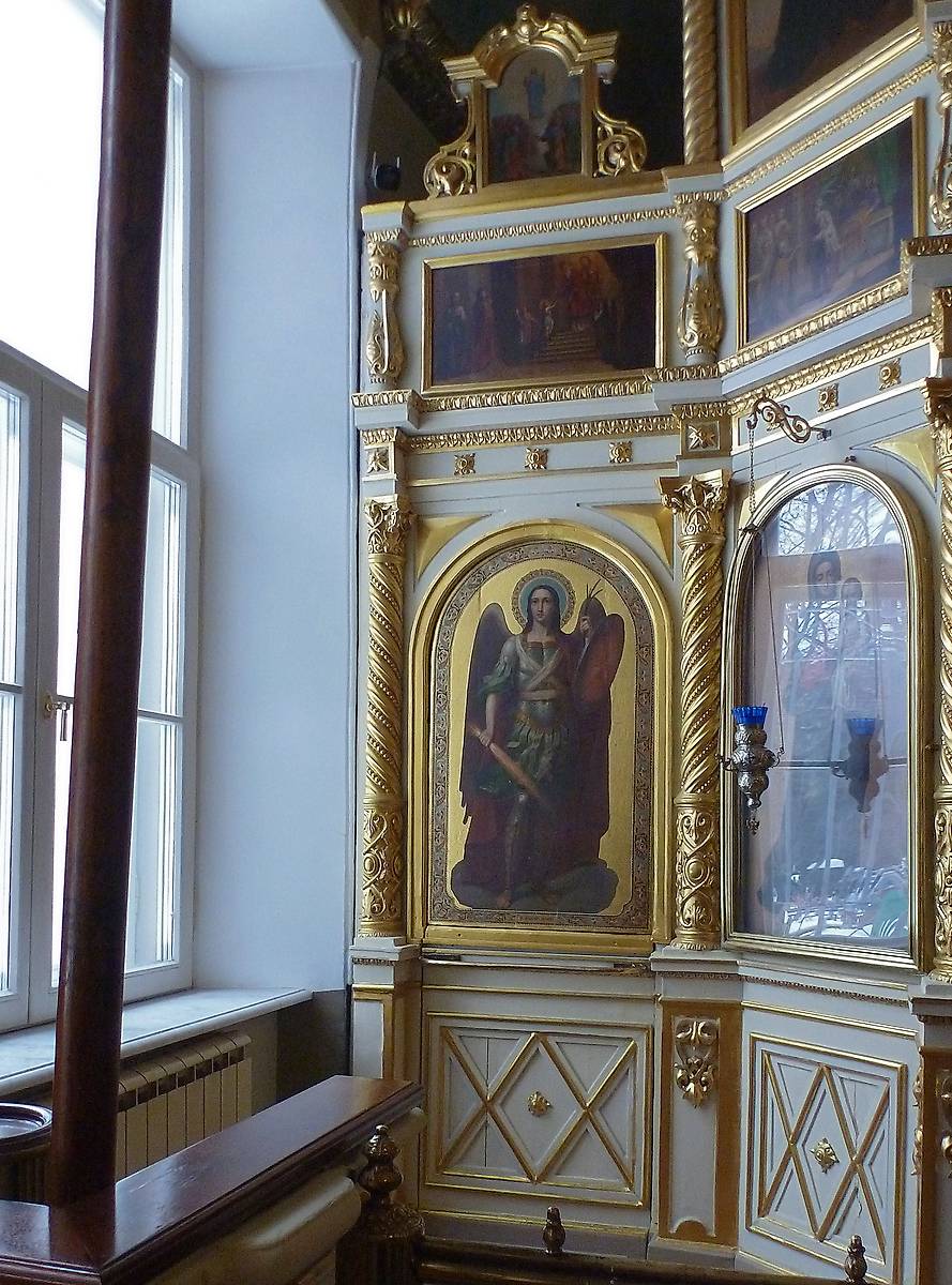 Фрагмент иконостаса придела Иоанна Милостивого (икона арх. Михаил), интерьер и убранство. Церковь Воскресения Словущего на Ваганьковском кладбище, Пресненский (Центральный административный округ (ЦАО), г. Москва)