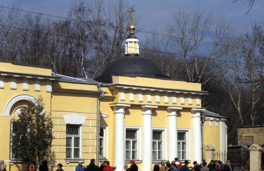 Воскресения словущего на ваганьковском. Церковь Андрея Первозванного в Москве на Ваганьковском кладбище. Церковь Андрея Первозванного на Ваганьковском кладбище. Храм Воскресения Словущего на Ваганьковском. Храм Воскресения Словущего на Ваганьковском кладбище.