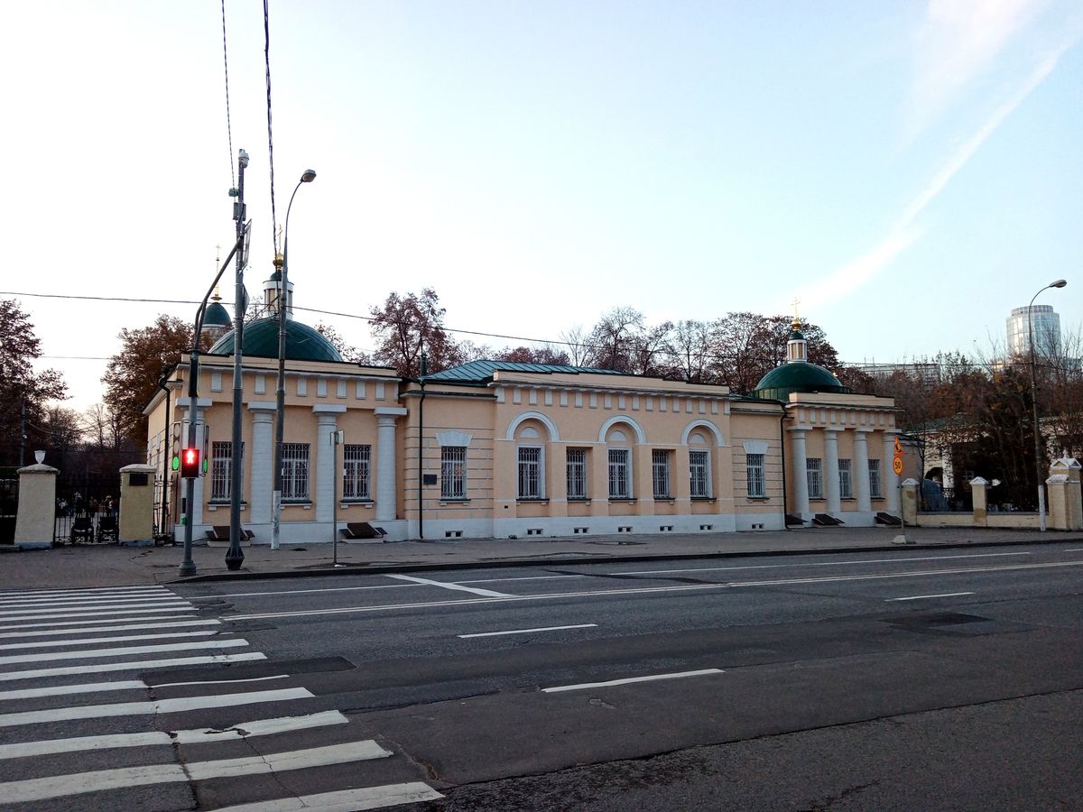 Церковь Андрея Первозванного на Ваганьковском кладбище, Пресненский (Центральный административный округ (ЦАО), г. Москва). общий вид в ландшафте, Вид на храм с ул. Сергея Макеева