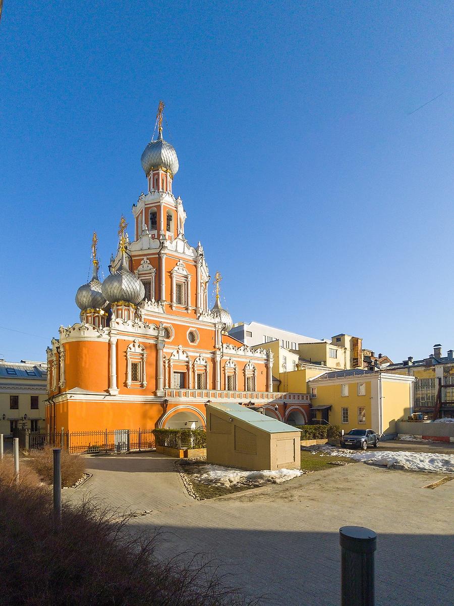 общий вид в ландшафте. Церковь иконы Божией Матери "Знамение" на Шереметевом дворе, Арбат (Центральный административный округ (ЦАО), г. Москва)