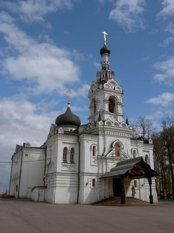 Строгино. Троицкое подворье Покровского монастыря в Троице-Лыкове. Церковь Успения Пресвятой Богородицы. фасады