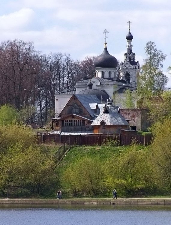 Троицкое подворье Покровского монастыря в Троице-Лыкове. Церковь Успения Пресвятой Богородицы (каменная), Строгино (Северо-Западный административный округ (СЗАО), г. Москва). фасады