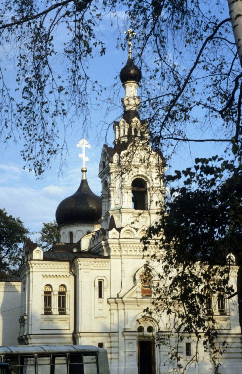 Троицкое подворье Покровского монастыря в Троице-Лыкове. Церковь Успения Пресвятой Богородицы (каменная), Строгино (Северо-Западный административный округ (СЗАО), г. Москва). фасады