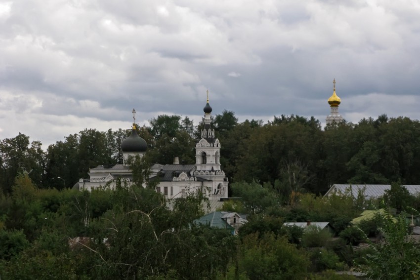 Строгино. Троицкое подворье Покровского монастыря в Троице-Лыкове. Церковь Успения Пресвятой Богородицы. общий вид в ландшафте