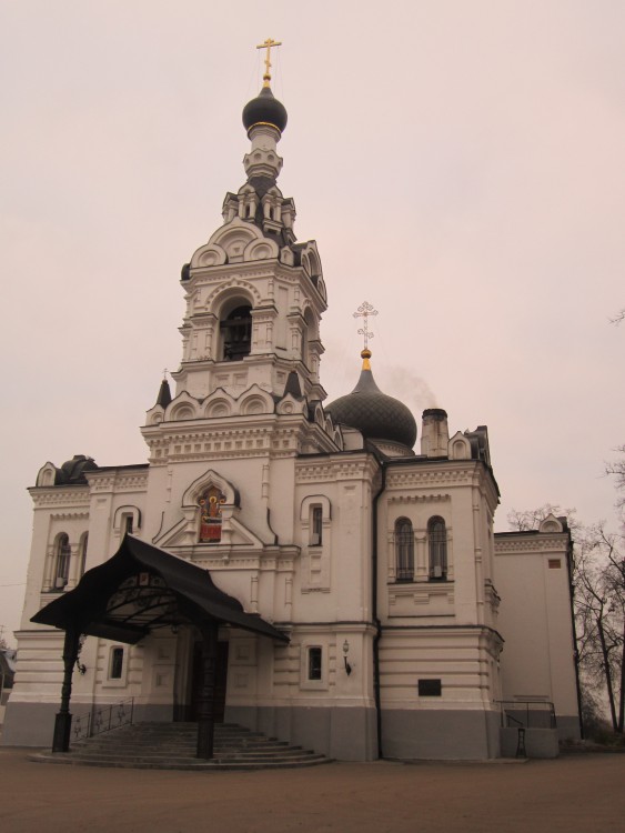 Троицкое подворье Покровского монастыря в Троице-Лыкове. Церковь Успения Пресвятой Богородицы (каменная), Строгино (Северо-Западный административный округ (СЗАО), г. Москва). фасады