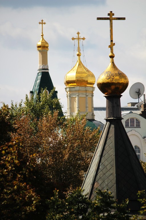 Хамовники. Церковь Державной иконы Божией Матери на Пречистенской набережной. фасады, На переднем плане Храм-часовня Державной иконы Божией Матери. Далее видны купола Храма Илии Пророка (Илии Обыденного) в Обыденском переулке.