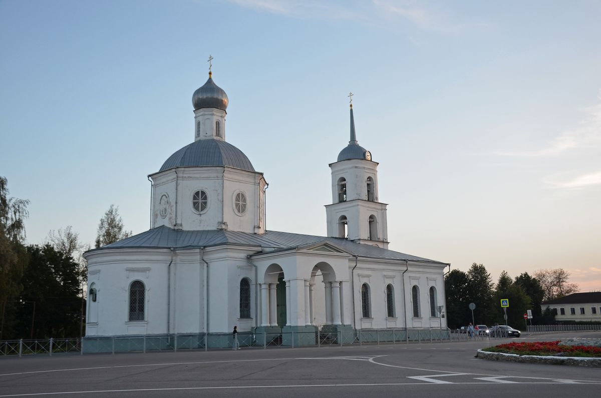 Собор Троицы Живоначальной, Остров (Островский район, Псковская область). фасады