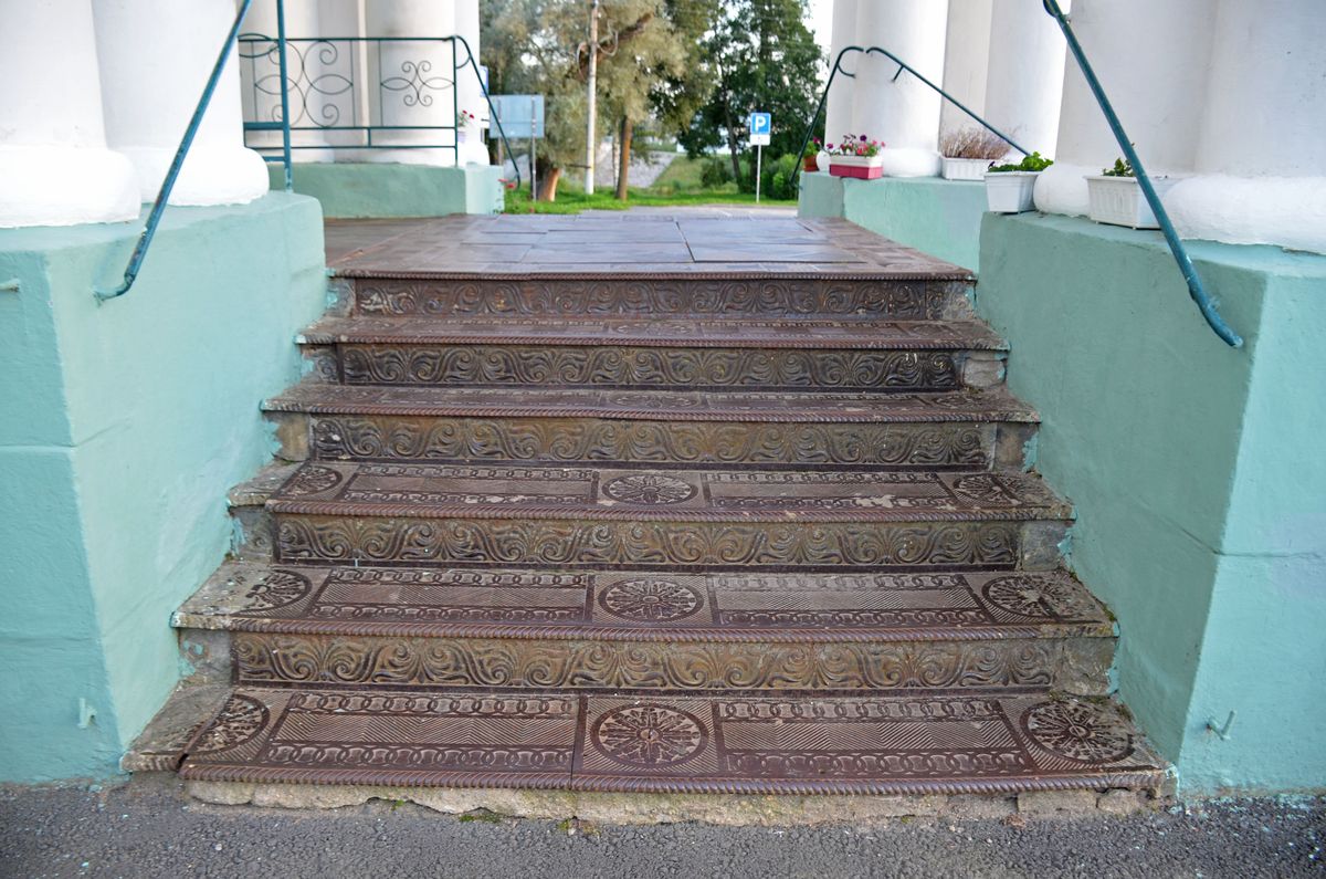 Собор Троицы Живоначальной, Остров (Островский район, Псковская область). архитектурные детали