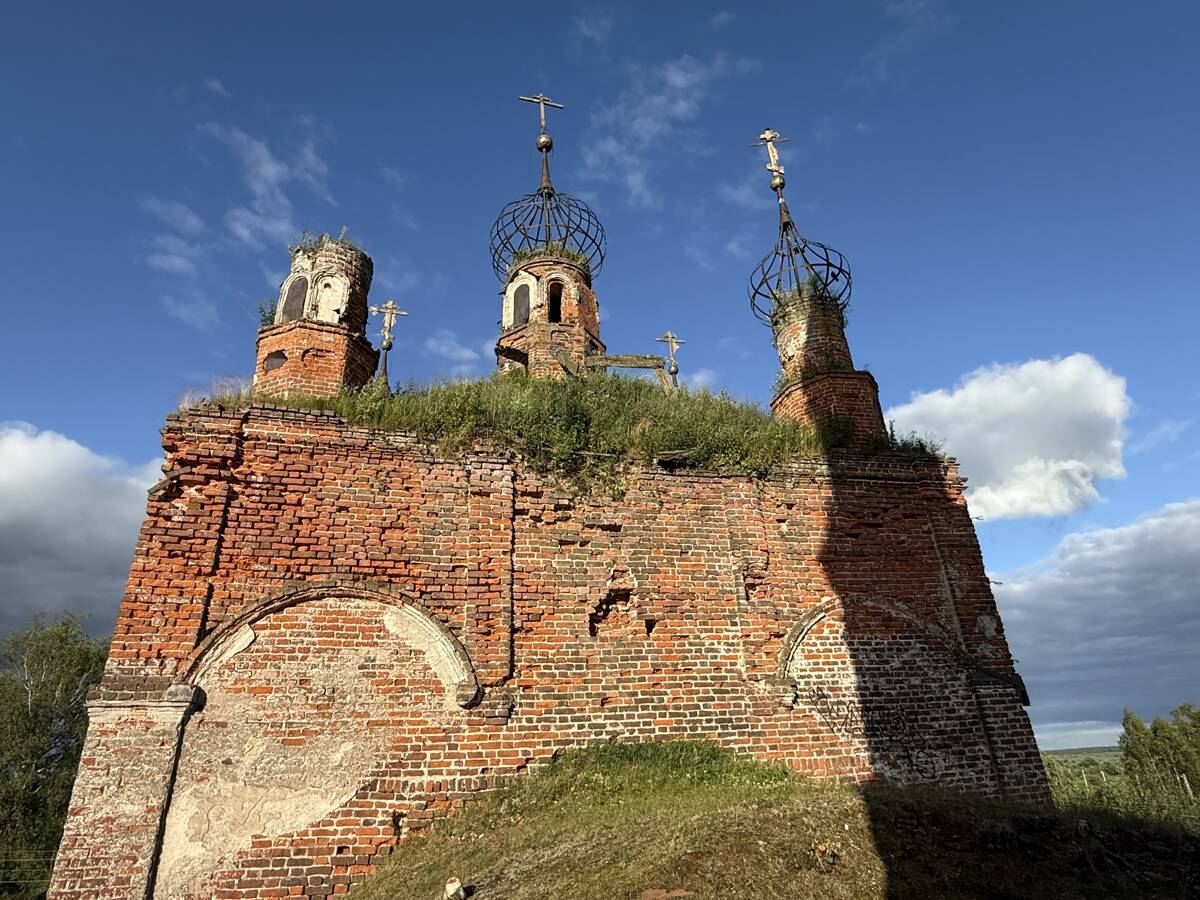 Церковь Рождества Пресвятой Богородицы, Приимково (Ростовский район, Ярославская область). архитектурные детали, Вид на основной объем из колокольни