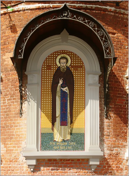 Западное Дегунино. Церковь Сергия Радонежского в Бусинове. архитектурные детали, Мозаичное панно на фасаде апсиды