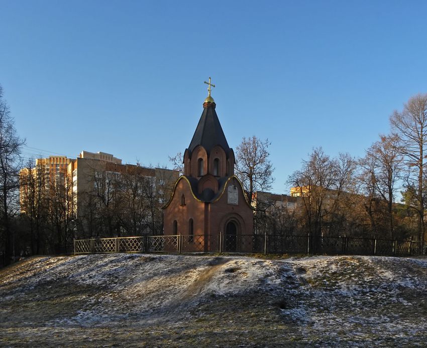 Часовня Преображения Господня на Братском воинском кладбище, Сокол (Северный административный округ (САО), г. Москва). общий вид в ландшафте