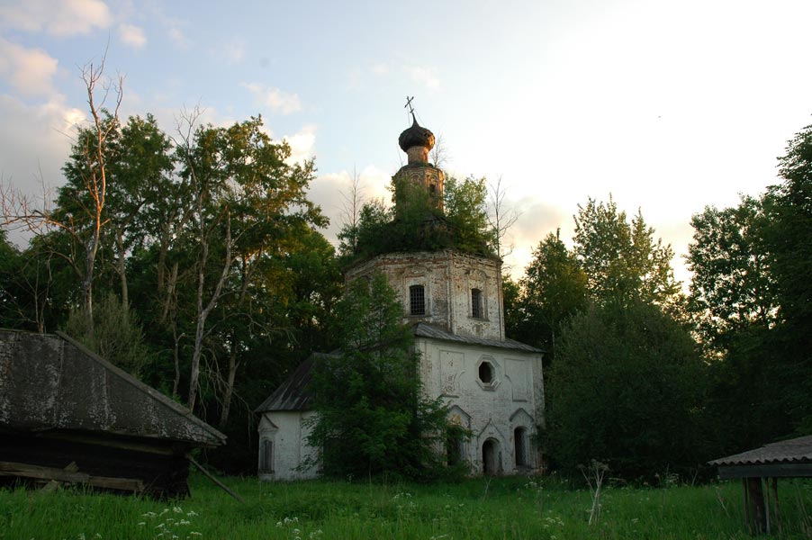 Озерки. Церковь Успения Пресвятой Богородицы. общий вид в ландшафте