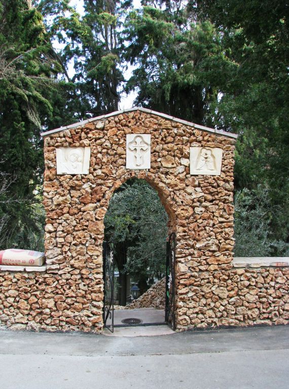 Горненский женский монастырь, Иерусалим (Эйн-Карем) (Израиль, Прочие страны). архитектурные детали, Вход в Горненский монастырь, построенный в память о встрече Елисаветы и Марии.