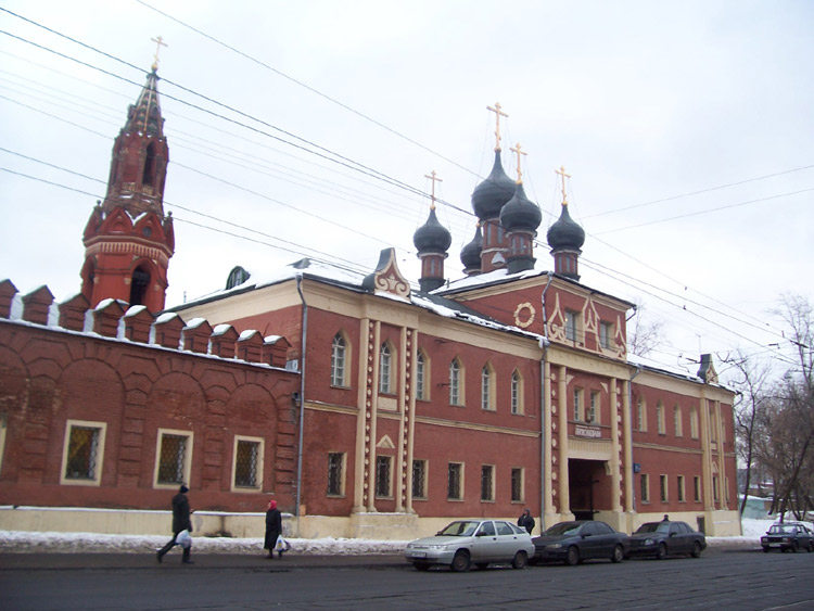 Бывший Никольский единоверческий монастырь. Надвратная церковь Воздвижения Креста Господня, Преображенское (Восточный административный округ (ВАО), г. Москва). общий вид в ландшафте, общий вид с северо-запада