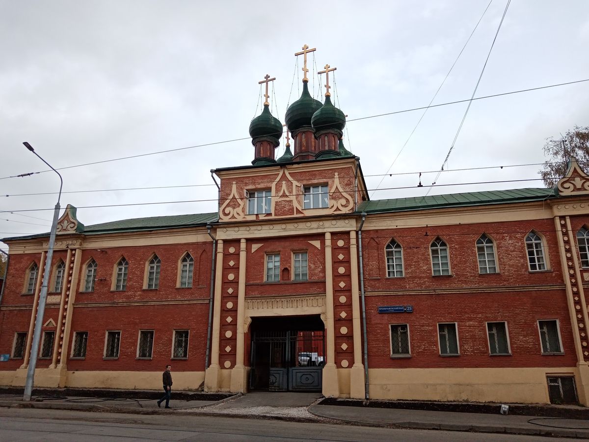 Бывший Никольский единоверческий монастырь. Надвратная церковь Воздвижения Креста Господня, Преображенское (Восточный административный округ (ВАО), г. Москва). общий вид в ландшафте, Вид с запада