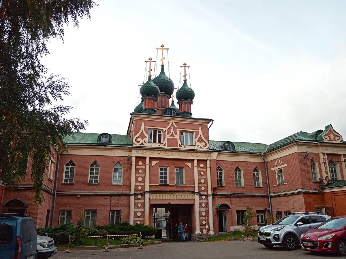 Бывший Никольский единоверческий монастырь. Надвратная церковь Воздвижения Креста Господня, Преображенское (Восточный административный округ (ВАО), г. Москва). общий вид в ландшафте, Вид с востока