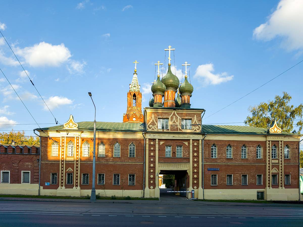 общий вид в ландшафте. Бывший Никольский единоверческий монастырь. Надвратная церковь Воздвижения Креста Господня, Преображенское (Восточный административный округ (ВАО), г. Москва)