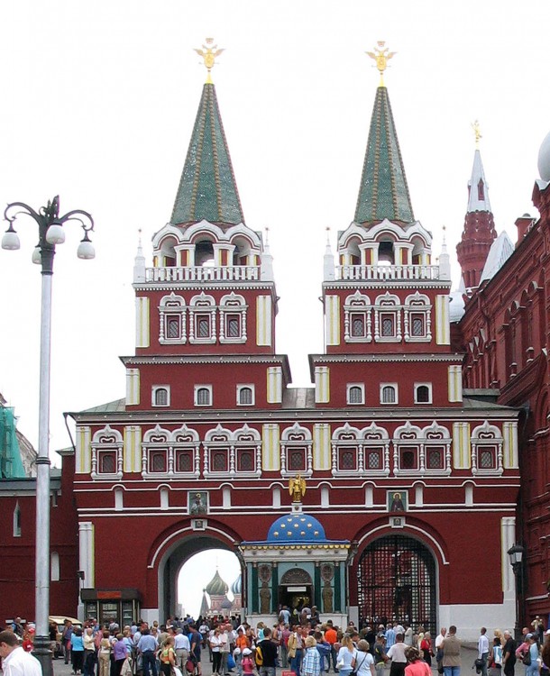 Часовня Иверской иконы Божией Матери у Воскресенских ворот (новая), Тверской (Центральный административный округ (ЦАО), г. Москва). дополнительная информация, Вид на Воскресенские ворота с северной стороны