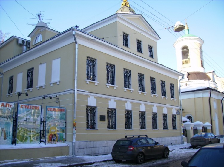 Церковь Феодора Стратилата, Басманный (Центральный административный округ (ЦАО), г. Москва). дополнительная информация, Дом  причта